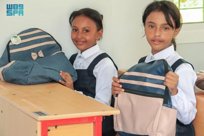 KSrelief distributes school supplies to students in Yemen 