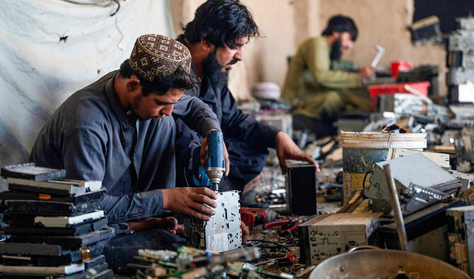 Afghans hunt for gold at the end of the radio