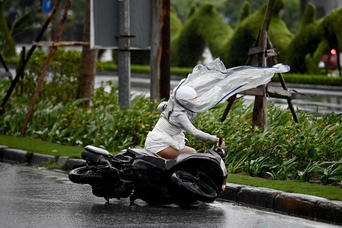 Typhoon Yagi kills 2 and injures 92 in China’s Hainan as it makes its way to northern Vietnam