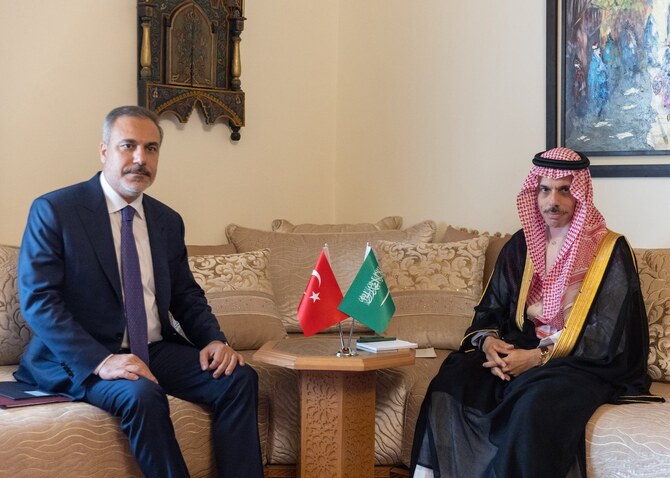 Saudi Foreign Minister Prince Faisal bin Farhan meets with his Turkish counterpart Hakan Fidan in Cairo on Tuesday. (SPA)