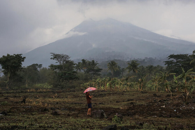 Hundreds flee after Philippine volcano warning