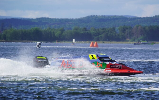 Team Abu Dhabi duo set for battle to decide world powerboating title race