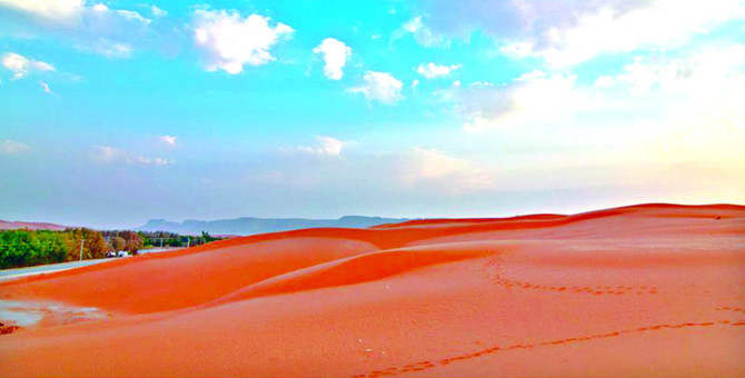 Visitors throng Red Sand on weekends and holidays | Arab News