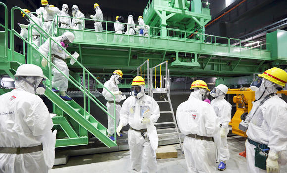 Fukushima Operator Starts Removal Of Fuel Rods | Arab News