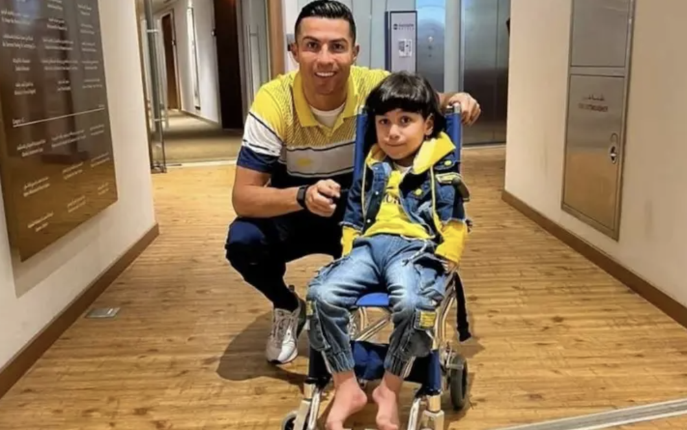 WATCH: Cristiano Ronaldo hugs little boy wearing his Manchester United  jersey, video goes viral, Football News