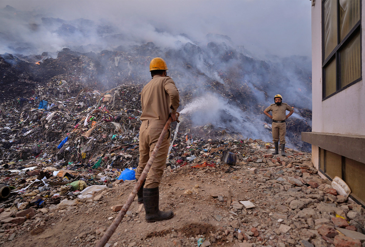 India and Pakistan wilt in heat as Delhi rubbish dump burns | Arab News